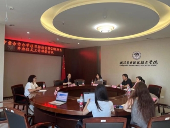 人们在看台上的人在房间里

中度可信度描述已自动生成